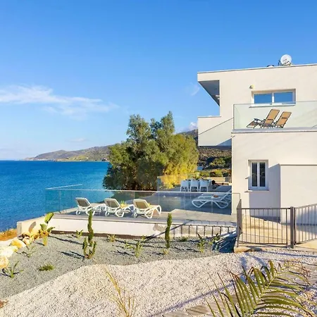 Seashore Villa Pomos